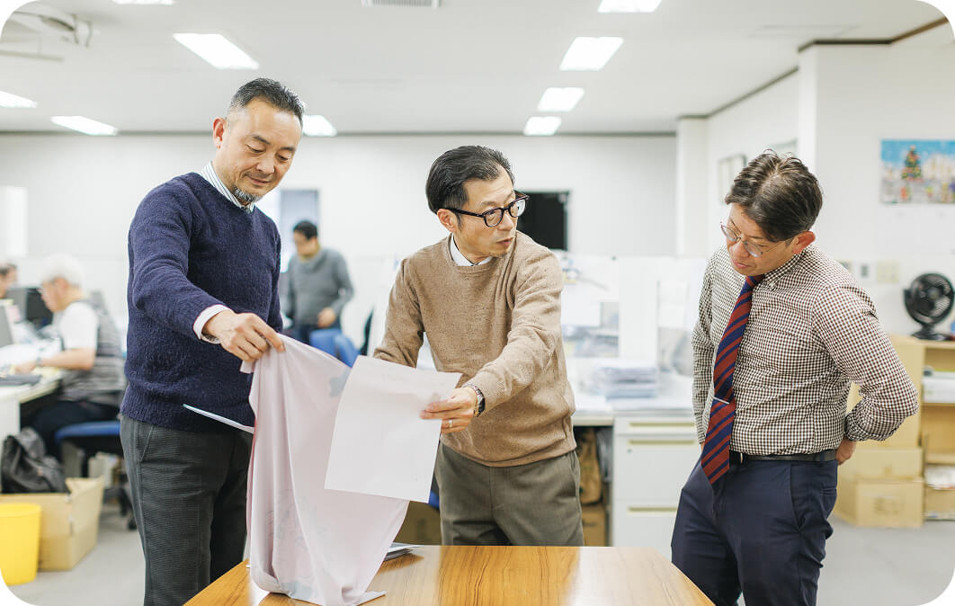 部門を超えて意見を交わすフラットなチーム